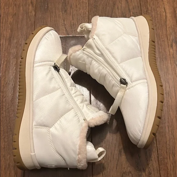 UGG Women's Ankle Boots in White - Picture 5 of 8